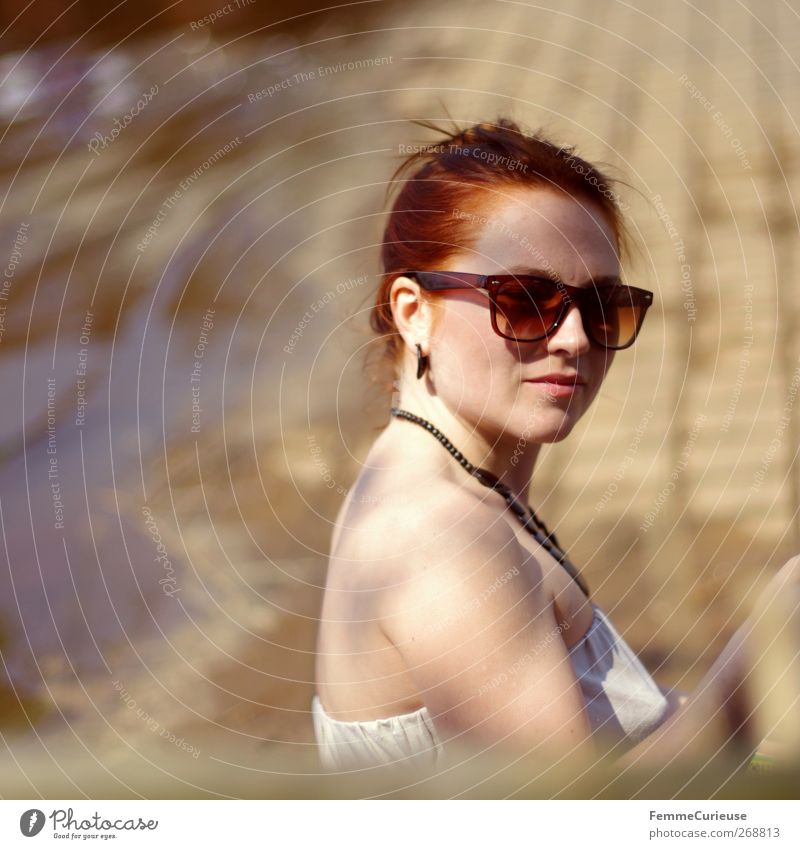 Wearing huge sun glasses. feminin Junge Frau Jugendliche Erwachsene 1 Mensch 18-30 Jahre Mode Accessoire Ohrringe Sonnenbrille rothaarig Erholung ästhetisch
