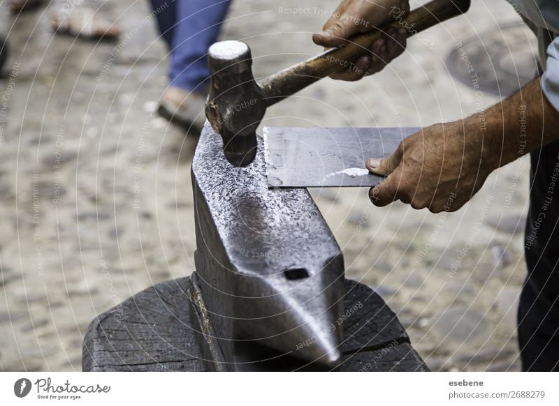 Alter Hammer und Amboss in einer Schmiede kaufen Arbeit & Erwerbstätigkeit Industrie Handwerk Werkzeug Kunst Metall Stahl Rost alt machen dreckig dunkel heiß