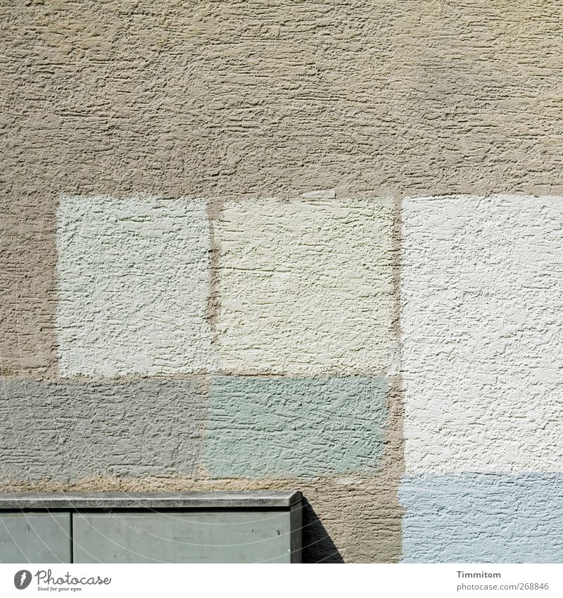 Mai - der Monat für uns Optimisten. Häusliches Leben Haus Mauer Wand Metall grau schwarz weiß Ordnung Putz Farbflächen Muster Farbfoto Gedeckte Farben