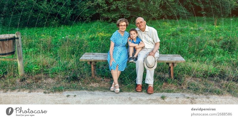 Großeltern und Enkel, die für ein Foto posieren. Lifestyle Glück Freizeit & Hobby Kind Technik & Technologie Mensch Junge Frau Erwachsene Mann Großvater