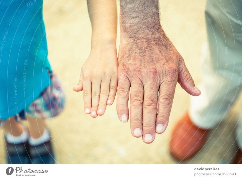 Kind und älterer Mann vergleichen seine Handgröße Haut Leben Ruhestand Mensch Baby Junge Erwachsene Eltern Vater Großvater Familie & Verwandtschaft Finger Natur