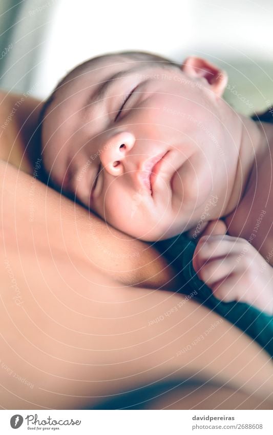 Neugeborenes Baby schläft friedlich über der Mutterbrust. Lifestyle schön Gesicht Leben Kind Mensch Kleinkind Junge Frau Erwachsene Eltern
