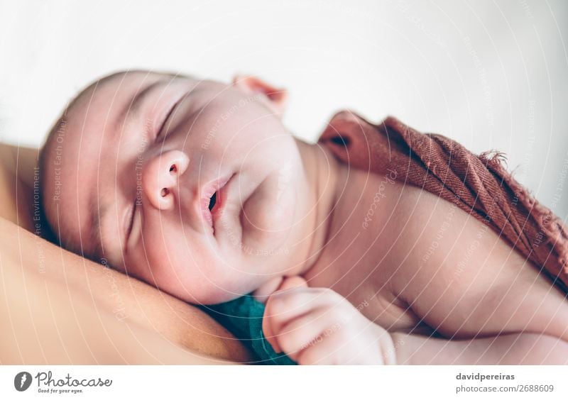 Neugeborenes Baby schläft friedlich über der Mutterbrust. Lifestyle schön Gesicht Leben Kind Mensch Kleinkind Junge Frau Erwachsene Eltern