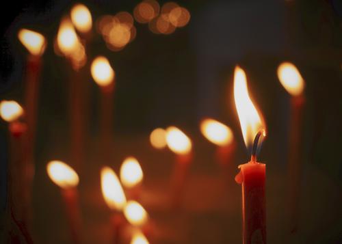 Ignis Kerze Kerzenschein Kerzenflamme glänzend leuchten klein nah viele ruhig Hoffnung Glaube demütig Ewigkeit Religion & Glaube Flackern Kerzendocht Gebet