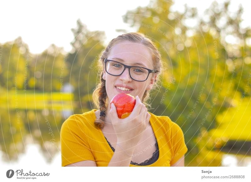 Junge Frau mit Apfel in der Hand Lebensmittel Picknick Lifestyle Gesundheit Gesunde Ernährung Sommer feminin Jugendliche 1 Mensch 13-18 Jahre 18-30 Jahre