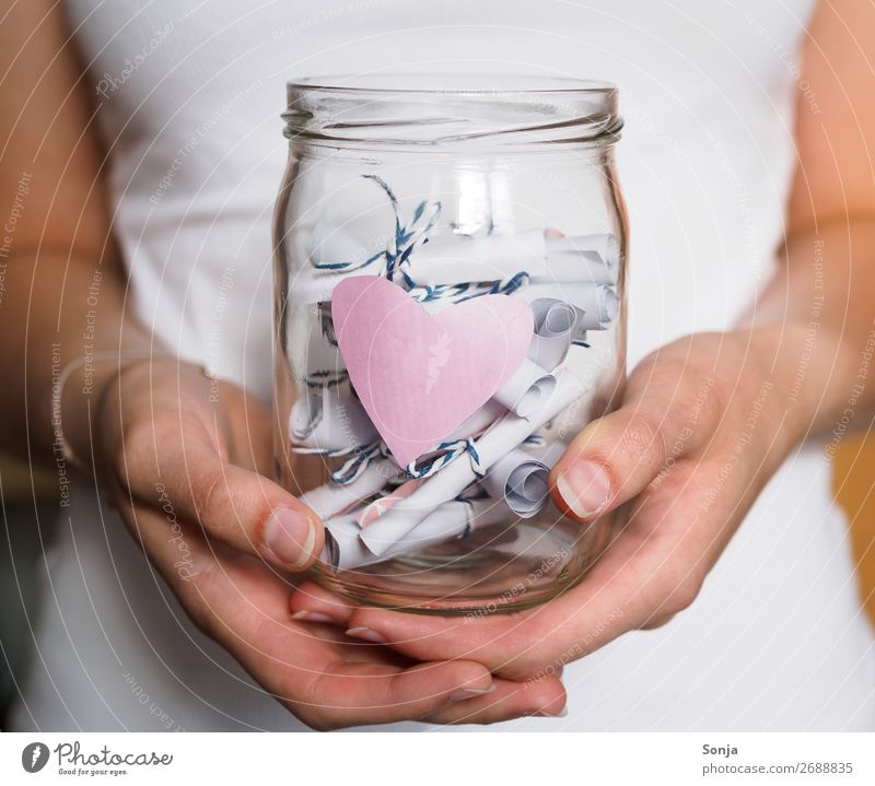 Einmachglas mit rosa Herz und Notizzetteln Lifestyle Mensch feminin Junge Frau Jugendliche Hand 1 18-30 Jahre Erwachsene Zettel schön einzigartig Gefühle