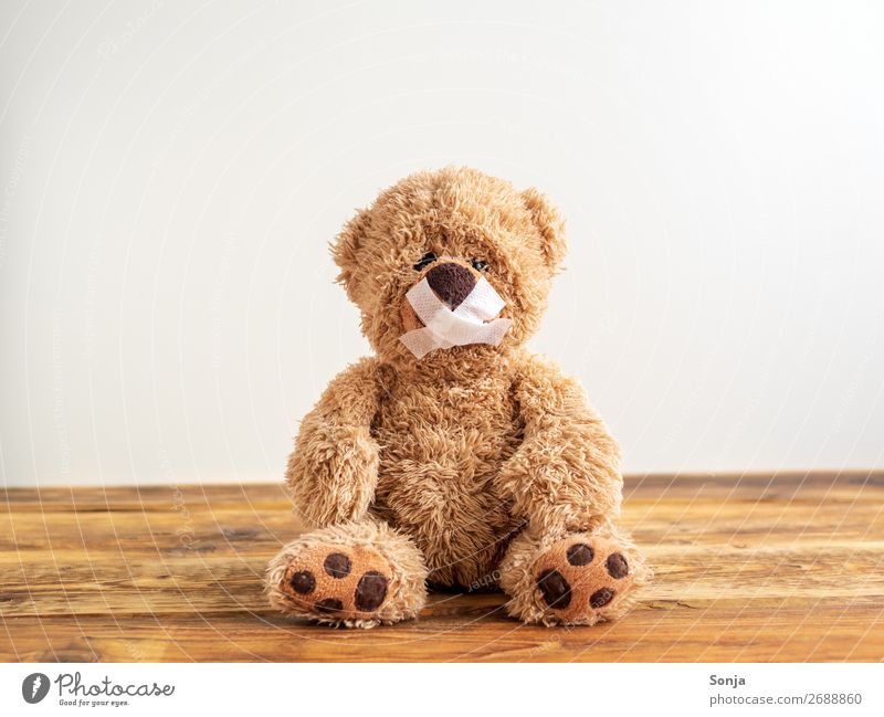 Teddybär mit zugeklebten Mund Heftpflaster Zeichen sitzen weinen Gefühle Wahrheit Ehrlichkeit Rechtschaffenheit Gerechtigkeit Traurigkeit Sorge Schmerz