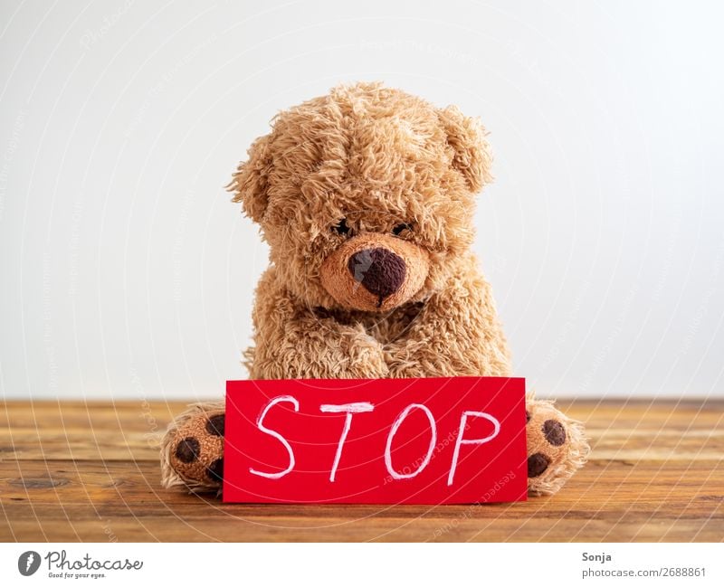 Kindesmissbrauch - Teddybär mit einem roten Stoppschild Kindererziehung Zettel Zeichen sitzen Gefühle Tapferkeit selbstbewußt Willensstärke Mut Schutz achtsam