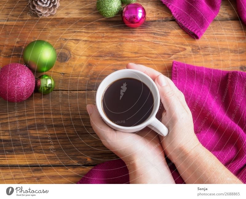 Frau mit Kaffeetasse in ihren Händen Kaffeetrinken Getränk Heißgetränk Espresso Tasse Lifestyle Weihnachten & Advent feminin Hand 1 Mensch 45-60 Jahre