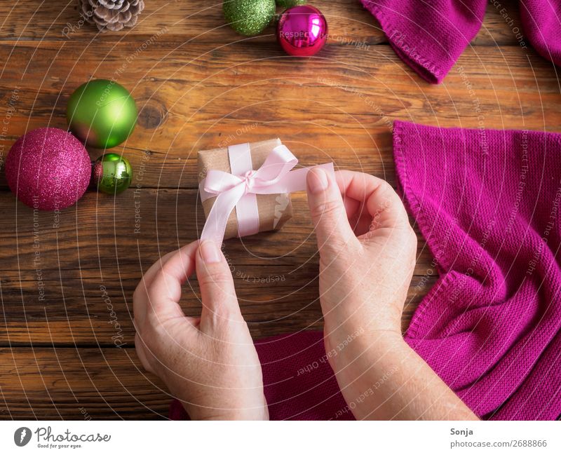 Frau mit Geschenkpaket in ihren Händen Weihnachten & Advent feminin Hand 1 Mensch 45-60 Jahre Erwachsene Schleife machen trendy Vorfreude geduldig Kreativität