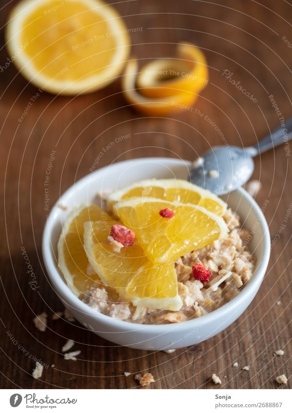 Frühstück mit Müsli und Orangen Lebensmittel Joghurt Getreide Ernährung Vegetarische Ernährung Diät Fasten Lifestyle Essen sauer genießen Gesundheit Farbfoto