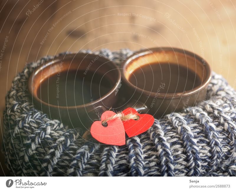 Zwei Tassen Kaffee mit roten Papierherzen Ernährung Kaffeetrinken Getränk Heißgetränk Lifestyle Valentinstag Zeichen kuschlig retro Gefühle Stimmung
