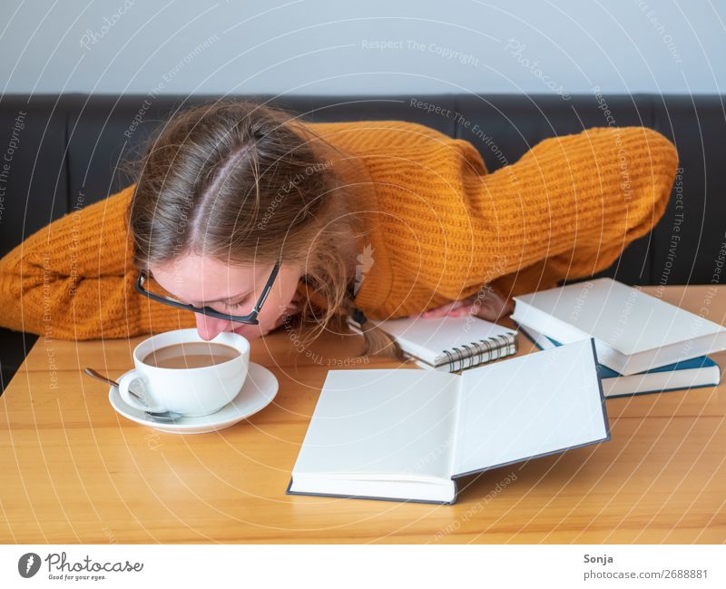 Junge müde Studentin trinkt eine Tasse Kaffee Heißgetränk Lifestyle lernen feminin Junge Frau Jugendliche 1 Mensch 18-30 Jahre Erwachsene Pullover langhaarig