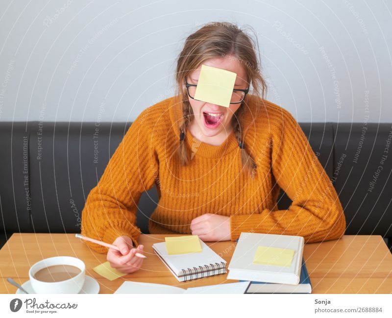 Junge müde Studentin mit einem Notizzettel auf der Stirn Lifestyle Bildung lernen feminin Junge Frau Jugendliche 1 Mensch 18-30 Jahre Erwachsene Pullover Zopf