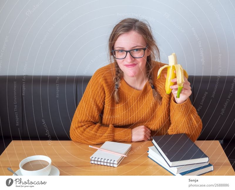 Studentin bei Lernen mit Büchern und einer Tasse Kaffee Lebensmittel Banane Essen Getränk Heißgetränk Freude Gesunde Ernährung Zufriedenheit Wohnung