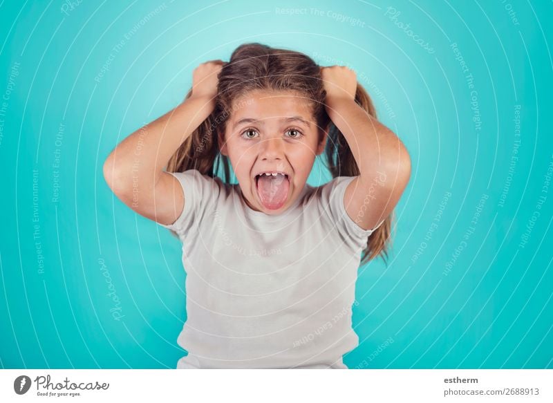 Porträt eines wütenden Mädchens Lifestyle Mensch feminin Kindheit 1 8-13 Jahre sprechen Fitness schreien Traurigkeit Aggression rebellisch verrückt Wut Gefühle