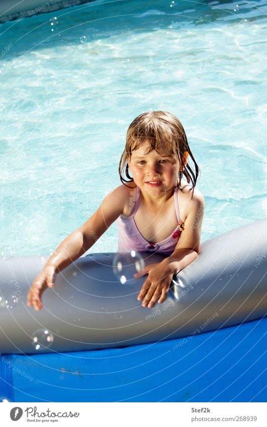 pool bubble action Schwimmen & Baden Sommer Sonnenbad Mädchen Kindheit 1 Mensch 3-8 Jahre Wasser Sonnenlicht Wärme entdecken Erholung Lächeln Spielen leuchten