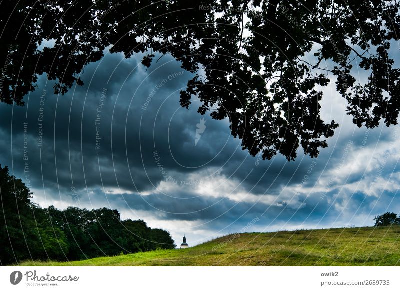 Brodelt Umwelt Natur Landschaft Pflanze Gewitterwolken Horizont schlechtes Wetter Baum Gras Wiese Hügel Kirche bedrohlich Farbfoto Außenaufnahme Menschenleer