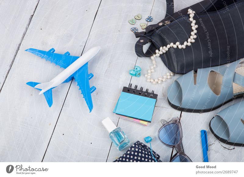 blaue Tasche, Sonnenbrille, Sandalen und kleines Flugzeug Lifestyle kaufen Stil Nagellack Erholung Freizeit & Hobby Ferien & Urlaub & Reisen Tourismus Ausflug