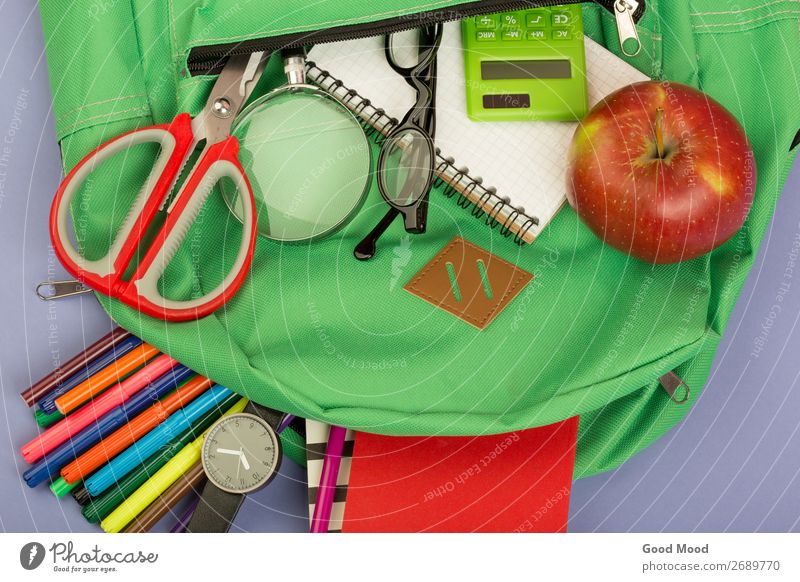 Rucksack und Schulbedarf: Lupe, Notizblock Tisch Kind Schule Studium Werkzeug Schere Brille Papier beobachten blau grau grün Tasche Notebook Filzstift Notizbuch