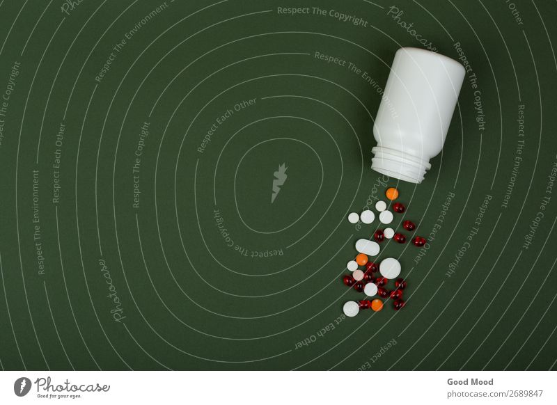 bunte Pillen und medizinische Flasche auf grünem Hintergrund Gesundheitswesen Behandlung Krankheit Medikament Wissenschaften Arzt Krankenhaus Container weiß
