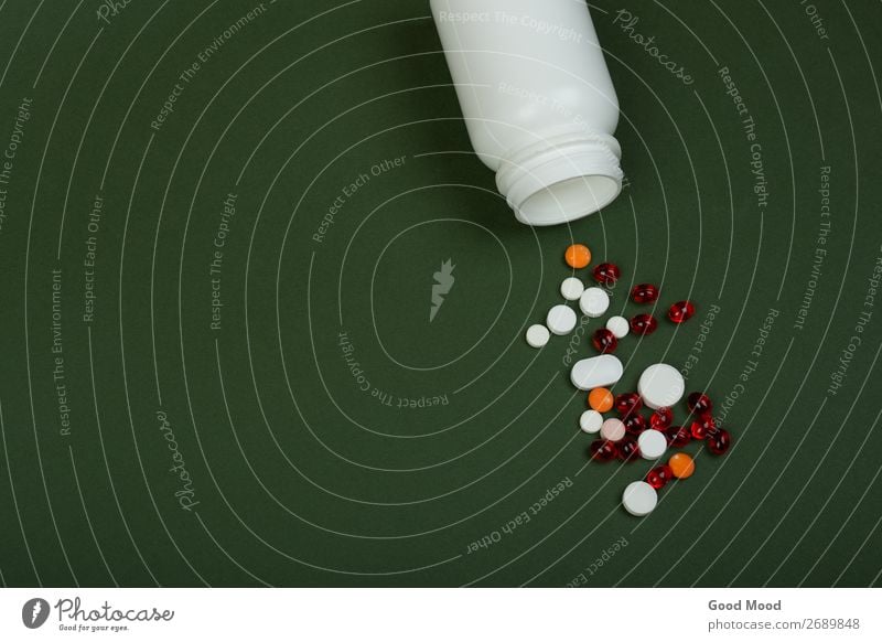 Medizinisches Konzept - bunte Pillen und weiße Medizinflasche Flasche Gesundheitswesen Behandlung Krankheit Medikament Wissenschaften Arzt Krankenhaus Container