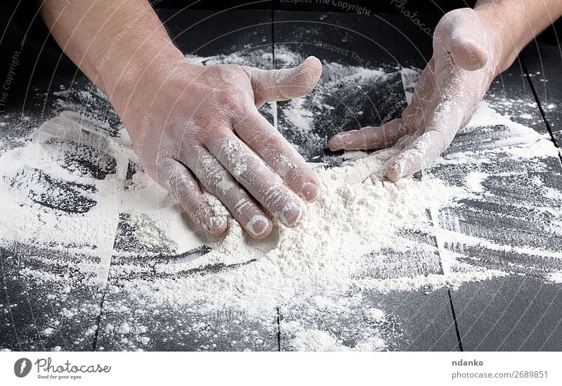 weißes Weizenmehl auf einem schwarzen Holztisch Teigwaren Backwaren Brot Küche Koch Mensch Mann Erwachsene Hand machen dunkel frisch Bäcker Bäckerei backen