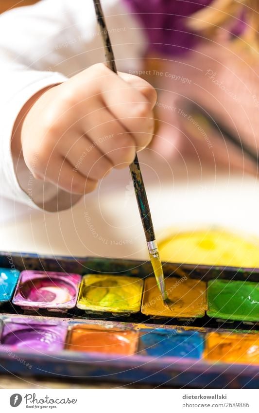 Kinderhand malt mit Wasserfarben Freizeit & Hobby Spielen Kindergarten Schule lernen Schulkind Schüler Mensch Mädchen Hand 3-8 Jahre Kindheit zeichnen Freude