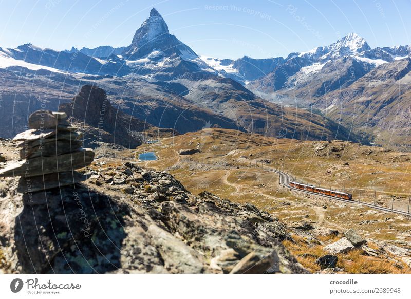 # 770 Schweiz Matterhorn Wahrzeichen Berge u. Gebirge Dorf wandern Mountainbike Trail Wege & Pfade Farbfoto weiches Licht Gipfel Wiese friedlich Schnee