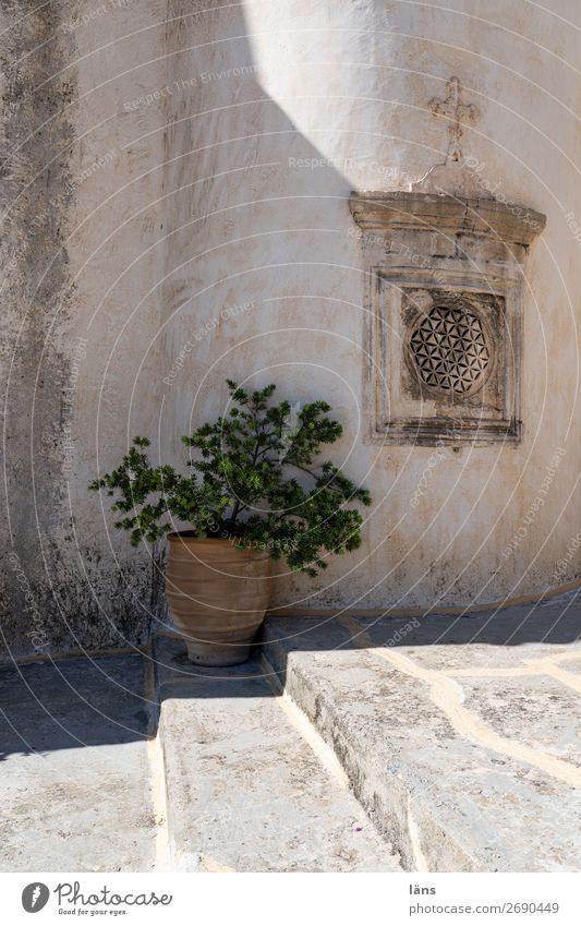 Kloster Mauer Kreta menschenleer Treppe Licht schatten