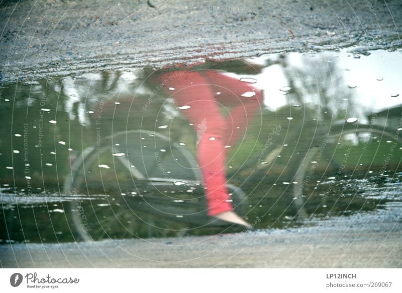 RED-KÄPPCHEN Fahrradfahren Mensch Junge Frau Jugendliche Erwachsene Beine 1 Umwelt Sommer schlechtes Wetter Regen Verkehrsmittel Verkehrswege Straße Hose Wasser