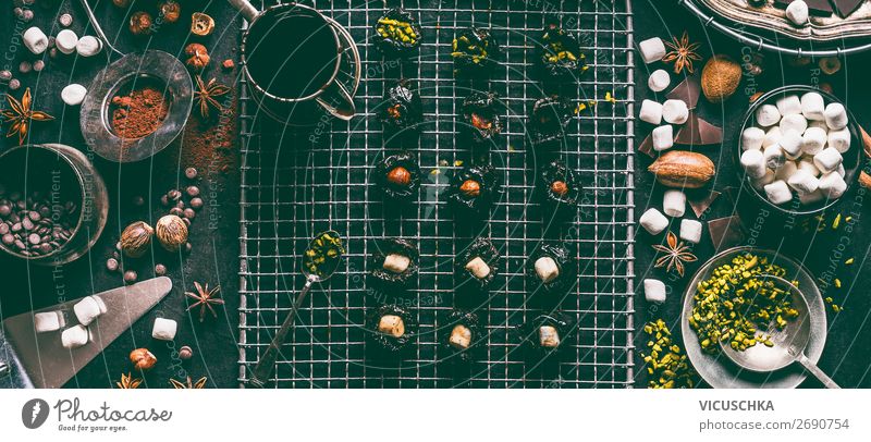 Hausgemachte Pralinen mit Füllung Lebensmittel Süßwaren Schokolade Ernährung Kakao Geschirr Stil Design Häusliches Leben Weihnachten & Advent retro Tradition