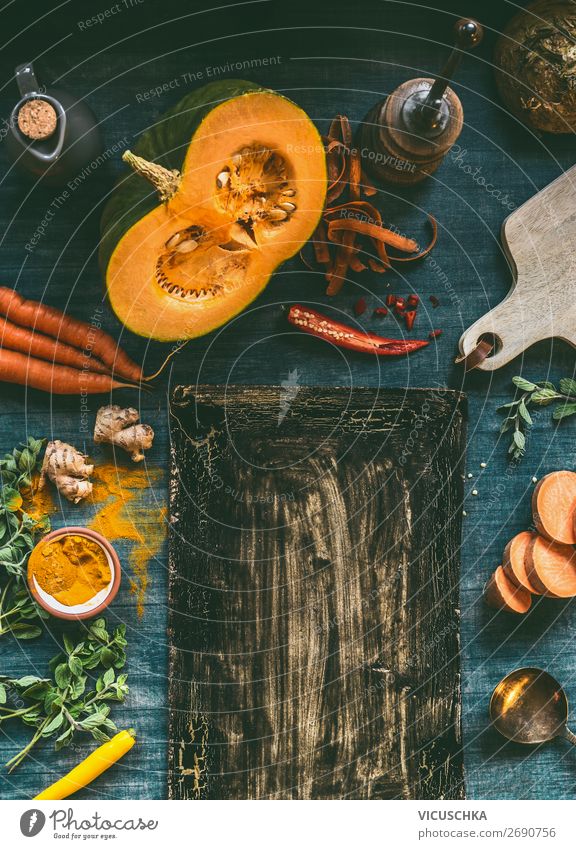 Küchentisch Hintergrund mit Kürbis Lebensmittel Gemüse Ernährung Festessen Bioprodukte Vegetarische Ernährung Diät Design Gesunde Ernährung Winter Erntedankfest