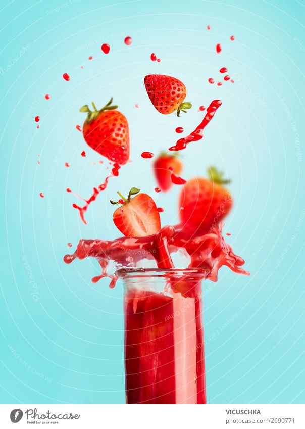 Glas mit Erdbeeren Getränk und Spritze Lebensmittel Frucht Ernährung Frühstück Bioprodukte Vegetarische Ernährung Diät Erfrischungsgetränk Saft Longdrink