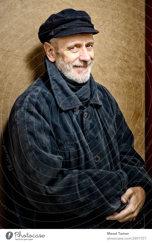 Porträt eines Mannes mit Bart und Mütze Gesicht Meer Erwachsene Jacke Mantel Leder Schal Vollbart alt Lächeln Coolness stark schwarz weiß attraktiv schlecht