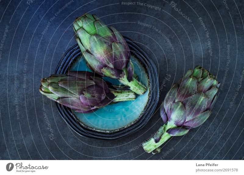Dunkel-stimmungsvolles künstlerisches Bild von frischen Artischocken Vegetarische Ernährung Tapete Küche Kunst dunkel natürlich blau schwarz organisch