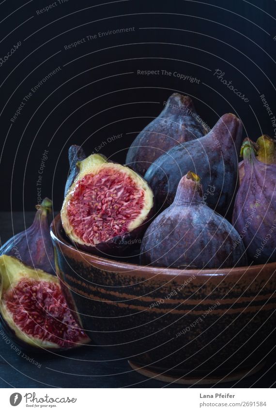 Kunstvolle Darstellung von reifen violetten Feigen in einer Schale Frucht Ernährung Schalen & Schüsseln Design frisch schwarz Farbe künstlerisch Hintergrund