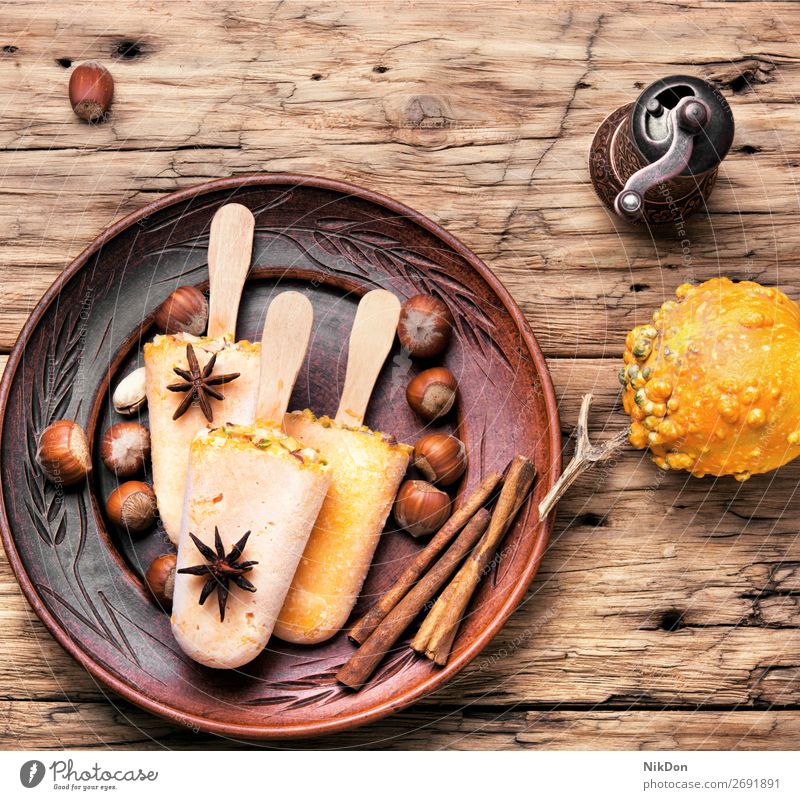 ungewöhnliches Eis mit Kürbis Vanille Eiscreme Dessert Sahne Molkerei kalt Zimt Haselnuss orange Sommer Speiseeis Herbst Italienisch Gemüse cremig selten karg