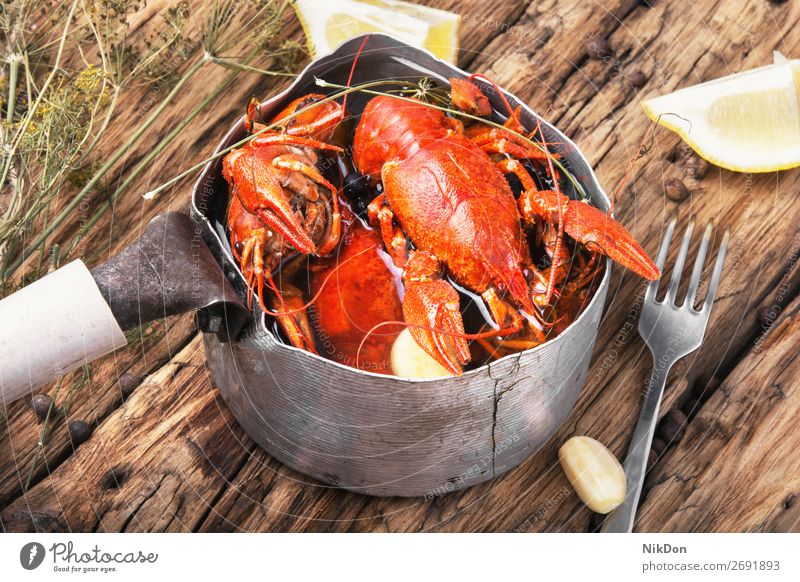 gekochte Flusskrebse in Metallpfanne Meeresfrüchte Lebensmittel Hummer rot Krabbe Krallen vorbereitet Tisch Fisch Essen Gewürz Koch rustikal Zitrone Würzig