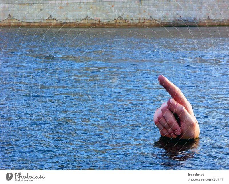 Fingerzeig Zeigefinger Wasseroberfläche Symbolismus Surrealismus zeigen Hinweis Richtung richtungweisend aufwärts bizarr seltsam außergewöhnlich lustig makaber