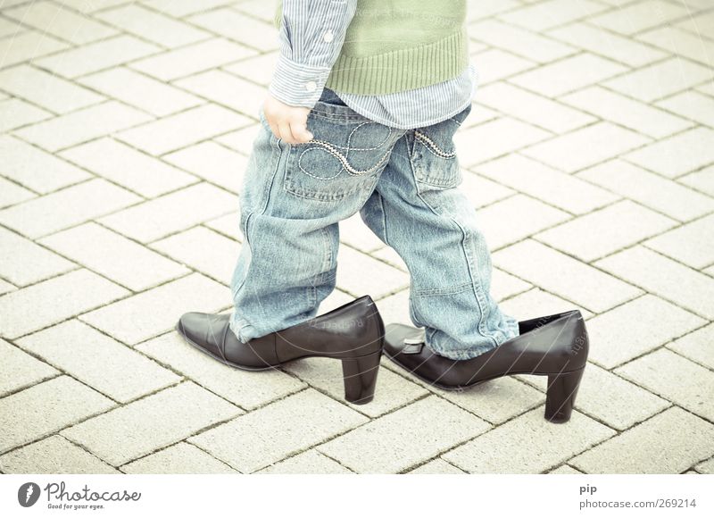 schusterjunge 2 Mensch Kind Junge Beine 1 1-3 Jahre Kleinkind Hemd Hose Pullover Leder Schuhe Damenschuhe Schuhabsatz gehen groß lustig niedlich schwarz