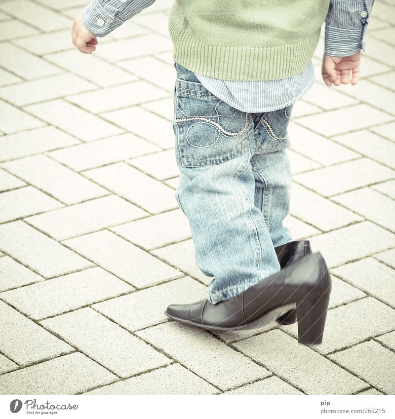 schusterjunge 1 Mensch Kind Junge Beine 1-3 Jahre Kleinkind Hemd Hose Pullover Leder Schuhe Damenschuhe Schuhabsatz gehen groß lustig niedlich schwarz