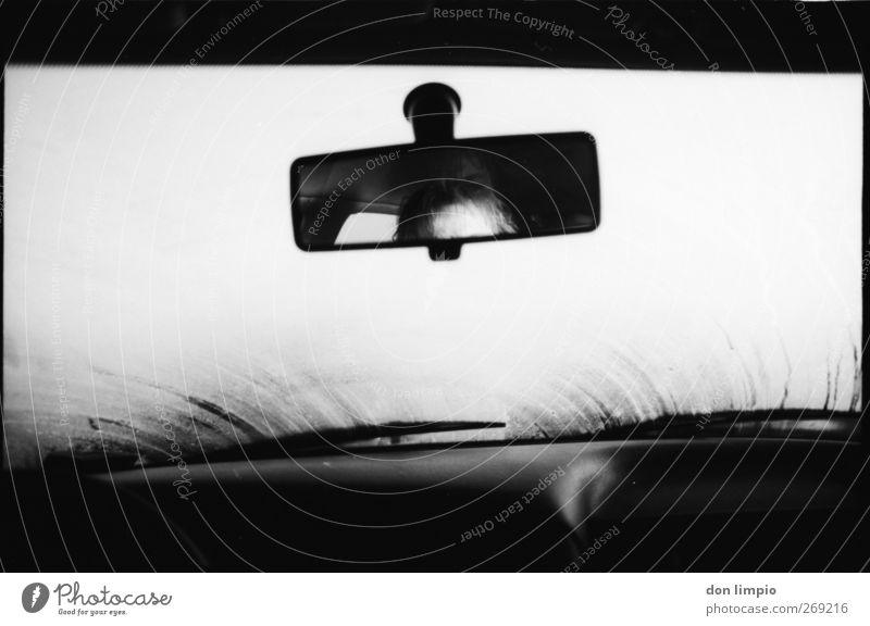 fahrerkabine 2 Verkehrsmittel Autofahren Fahrzeug PKW Blick hell schwarz weiß Stimmung Rückspiegel Passagier Scheibenwischer beschlagen Vorderseite analog Nebel