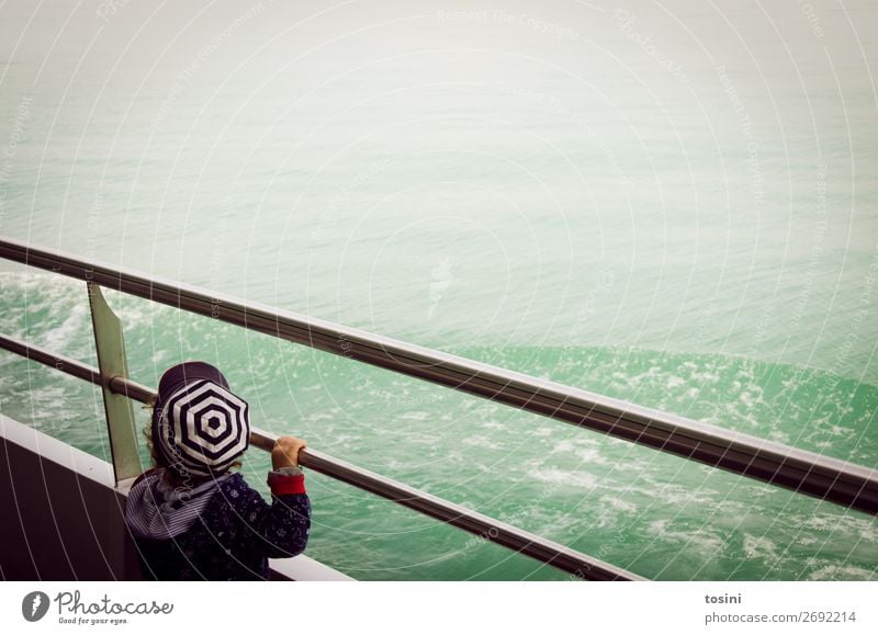 Kind schaut von einem Schiff aus aufs Wasser Umwelt türkis See Meer Ferne Aussicht Mütze Geländer Schifffahrt Wasserfahrzeug Bootsfahrt Wellen Kleinkind ruhig