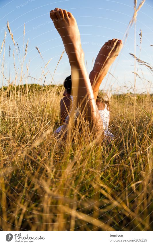endlich Sommer Frau Mensch 1 Mensch liegen Wiese Erholung Frühling Kleid Gras Einsamkeit Fuß Beine rasiert Sonne Sonnenstrahlen Tag Sonnenlicht Europäer lesen