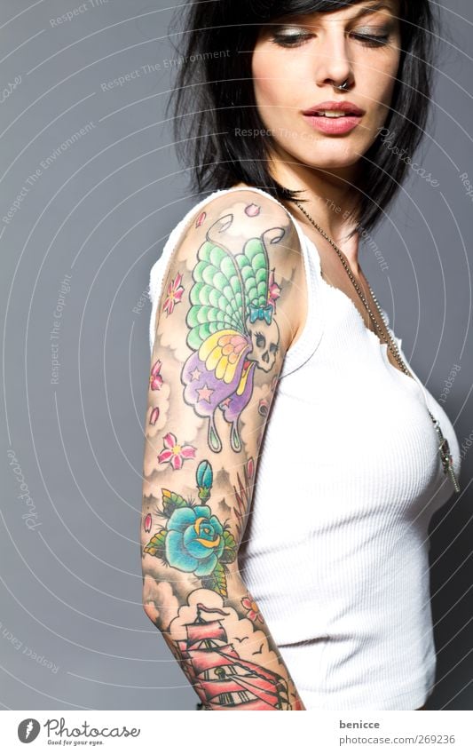 kunstvoll Frau Mensch Tattoo tätowiert Tätowierer Porträt Jugendliche Junge Frau junge Europäer Freisteller weiß Hintergrundbild feminin 13-18 Jahre Arme Hand