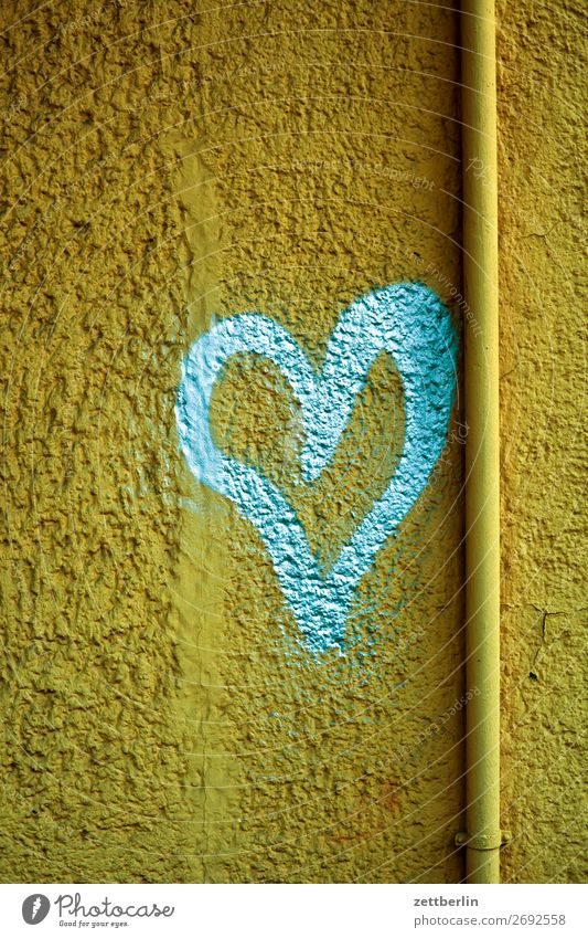 Herz auf Gold Liebe Zuneigung Liebeserklärung Graffiti Zeichen Symbole & Metaphern Frühlingsgefühle Gefühle Zusammensein Partnerschaft Berlin Gebäude Haus