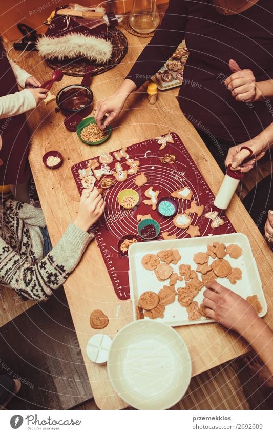 Weihnachtskekse zu Hause backen Lebensmittel Teigwaren Backwaren Kuchen Süßwaren Lifestyle Winter Dekoration & Verzierung Tisch Küche Feste & Feiern