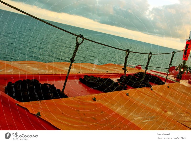 Rettung - Orange Meer Beiboot Wasserfahrzeug feucht nass Abendsonne Abdeckung Schifffahrt Schweden Seil verrückt orange Schnecke
