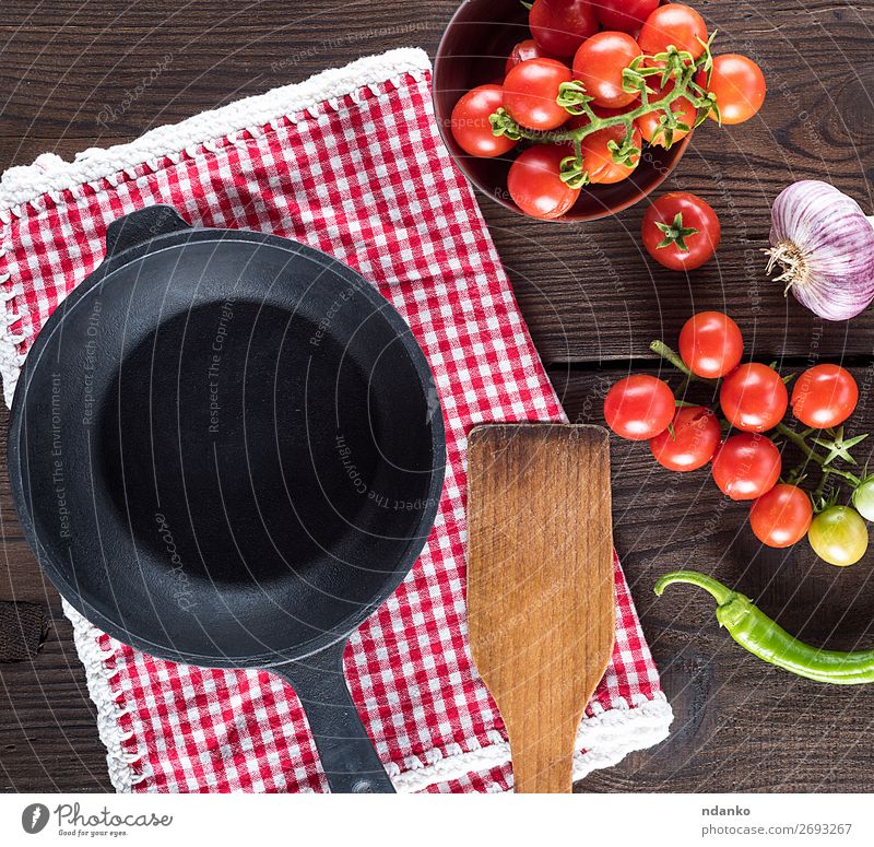 leere runde schwarze Bratpfanne, Draufsicht Gemüse Kräuter & Gewürze Ernährung Mittagessen Vegetarische Ernährung Pfanne Sommer Tisch Küche frisch klein